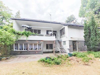 Einfamilien- / Mehrfamilienhaus mit Pool, Terrasse und 4 Garagen in Berlin-Hermsdorf