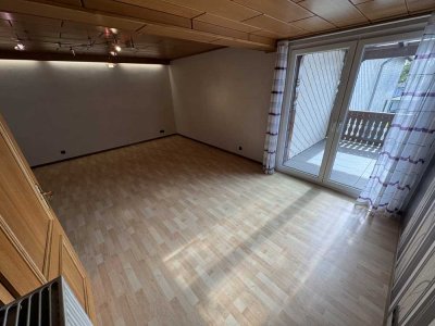 Modernisierte 6-Zimmer-Wohnung mit Balkon und Einbauküche in Merenberg