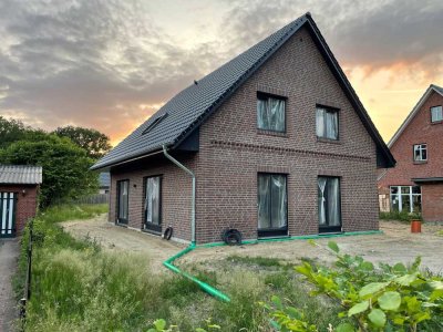DHH im Erstbezug in Top-Lage- perfekt für eine Familie mit Kindern.