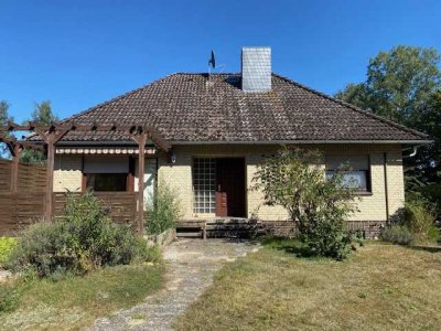 Einfamilienhaus im Stil eines Walmdachbungalow mit vollem Kellergeschoss, Garage