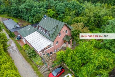 IMMOBERLIN.DE - Überzeugend gebautes Haus mit Einliegerwohnung, Garage & 4,1 Hektar Waldfläche
