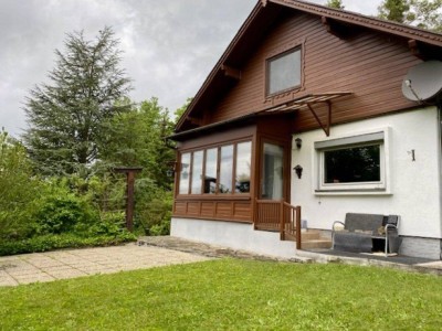 Einfamilienhaus auf 2815 m2 Grund, indyllisch gelegen mit herrlichem Fernblick: Wohnebene + Dachboden, Kellerhaus, Garage, Erd-Weinkeller, Schrägaufzug, am Ortsrand Kirchstetten, Nähe A1 + Westbahn, ca. 50 min. nach Wien!