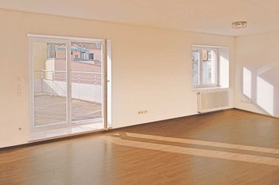 Lichtdurchflutene 4-Zimmer-Wohnung mit Dachterrasse /Bright 3-Bedroom Apartment with Rooftop Terrace