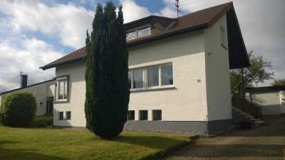 Schöne und vollständig renovierte 4-Raum-Erdgeschosswohnung mit Einbauküche in Namborn