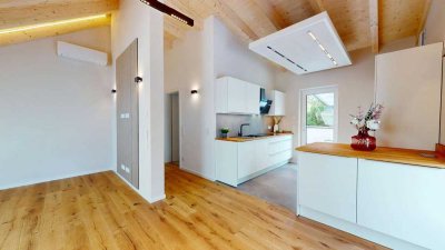 Studioflair mit Dachterrasse: Neubau-DG in Holzständerbauweise mit Designer-Küche & Sichtbalken