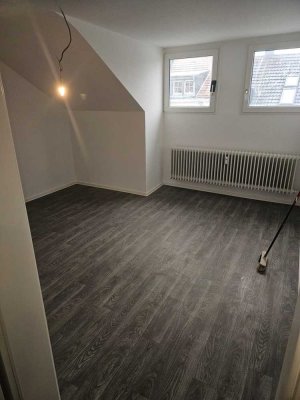 Helle 2-Zimmer-Dachgeschosswohnung in Krefeld – frisch modernisiert!