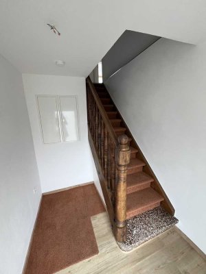 Vollständig renovierte 3-3,5 Zimmer Wohnung mit Einbauküche und Balkon