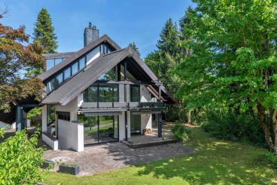 Privatsphäre im Grünen: Großzügiges Familiendomizil mit Traumgarten und Pool