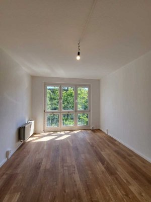 ** Kernsanierte 3 Raumwohnung** + Einbauküche + Wannenbad + Anmietung Garage möglich!