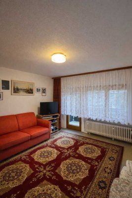 Freistehendes Wohnhaus mit zwei Wohneinheiten und Doppelgarage auf großem Grundstück