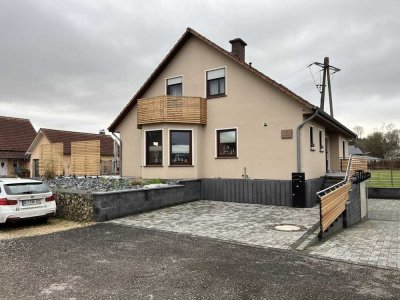Freundliche und vollständig renovierte 5-Zimmer-Wohnung mit Balkon und EBK in Hersdorf