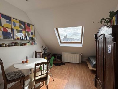 Schöne und helle DG-Wohnung zentral in D-Friedrichstadt