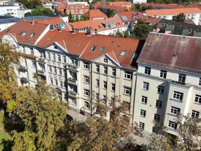 Freie 2,5-Zimmer-Altbauwohnung mit großem Balkon zum ruhigen Garten