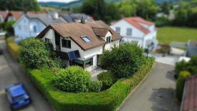 Familienidyll mit Extras:
Freistehendes Einfamilienhaus mit Einliegerwohnung und Gartenparadies
