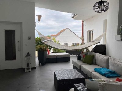 Exklusive Altbauwohnung mit Blick aufs Wasser & großzügiger Dachterrasse
