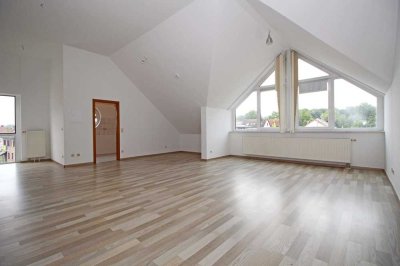 Dachgeschoss-Wohnung in zentraler Lage 
mit hohen Decken | inkl. zwei TG-Stellplätze