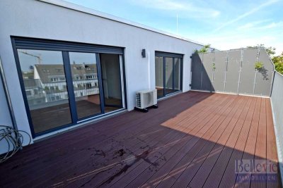 Schicke moderne 2-Zimmer Dach Apartment mit große Terrasse.  Zentrum Rödelheim. Skyline Blick.