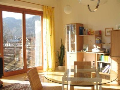 Penthousefeeling: Bezaubernde lichtdurchflutete 2 Zi.-DG-Whg. in angenehmer Sonnenruhelage mit herrlichem Panoramaausblick in Puch - mit Tiefgarage