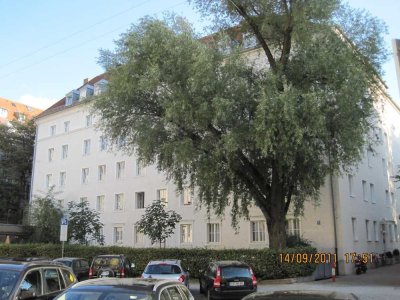 Schwabing * erst 2024 komplett neu saniert * Dachgeschoss-Wohnung * 4 Zi. * ca. 106 m²