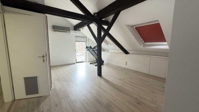 Geräumige Dachgeschosswohnung mit stilvoller Dachterrasse in Solingen-Gräfrath.