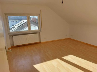 2-Zimmer Dachgeschosswohnung mit EBK in Heidelberg-Kirchheim