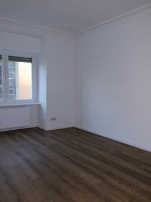 Erstbezug nach umfassender Renovierung – stilvolle Altbauwohnung mit hohen Decken und historischen S