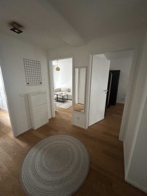 Wunderschöne, möblierte 2-Zimmerwohnung mit großzügiger Wohnküche und Balkon in Schwabing