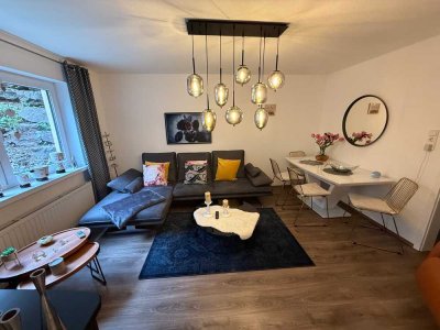 Vollmöblierte 2-Zimmer- Souterrainwohnung mit Garten in zentraler Lage