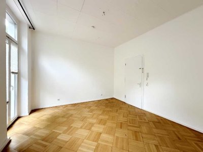 58 M² GROßE 2-ZIMMER-ALTBAUWOHNUNG MIT BALKON - HOHE DECKEN, PARKETT  und  MODERNES BAD