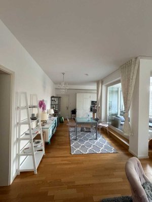Stilvolle 2-Zimmer-Wohnung mit gehobener Innenausstattung mit Einbauküche in Frankfurt