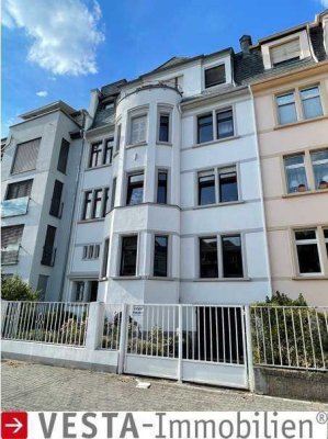 HOLZHAUSENVIERTEL: Sonnige Wohnung  mit 2 Balkonen in schönem Altbau - Befristet bis Anfang 2028