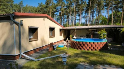 kleines Einfamilienhaus in  idyllischer Lage von Borkheide, Pool, reichlich Nebengelasse.