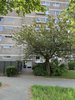 Stilvolle, modernisierte 3-Zimmer-Wohnung mit Balkon und Einbauküche in Wolfsburg