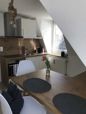 Nymphenburg-Gern: Tolle sonnige 2-Zi-DG-Whg, möbliert oder unmöbliert