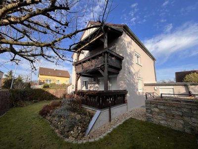 Saniertes  1-2 Familienhaus mit 2-Zi.-EG-Whg und 4-Zi.-Maisonette-Whg. + Garten in Burgweinting
