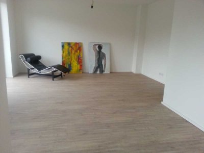 Moderne 4-Zimmer-Wohnung mit 2 Balkonen und Garten