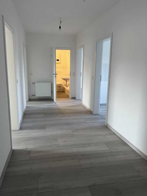 grundrenovierte, helle 4-Zimmer Dachgeschosswohnung in Remscheid Innenstadt