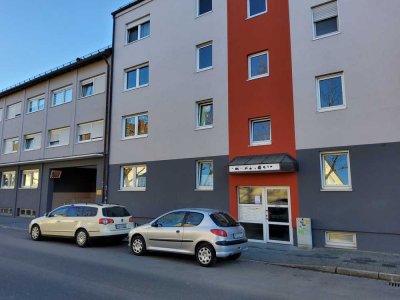 Geschmackvolle, gepflegte 6,5-Raum-EG-Wohnung mit 2 Balkonen und 3 Stellplätzen in Fürth Südstadt