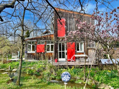 Seenähe - Charmantes, ökologisches Architektenhaus im Landschaftsgarten mit Bachlauf