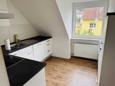 Modernisierte 2-Zimmer-Wohnung mit Einbauküche in Bad