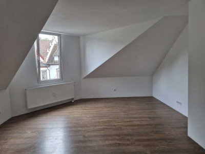 Neu renovierte 4-Zimmer-Wohnung, Dachgeschoss, 104 qm Wohnfläche, 3 Schlafzimmer, Wohnzimmer, Bad