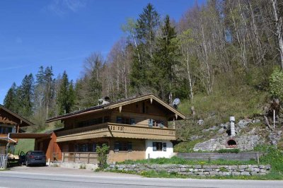 Jachenau: Kleines, denkmalgeschütztes Bauernhaus am Südhang