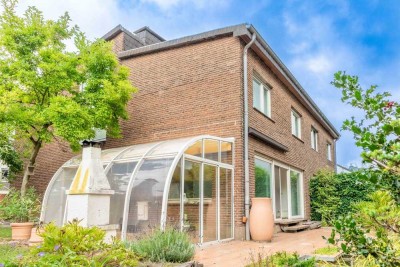 Doppelhaushälfte mit besonderem Grundriss, schönem Garten und Garage!