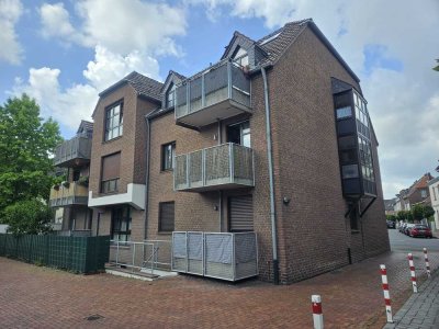 *Schicke 2-Zimmer-Dachgeschosswohnung mit Balkon und Stellplatz*