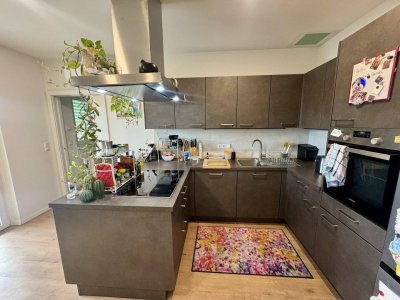 Hochwertige Mietwohnung mit rund 23 m² Wintergarten, Einbaumöbeln &amp; Klimaanlage in zentraler Lage ...!