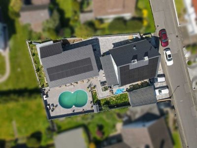 Saniertes Zweifamilienhaus mit Gartenbungalow und Pool in Kathus