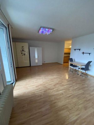 Zentrale Wohnung mit Tiefgaragenplatz & Balkon