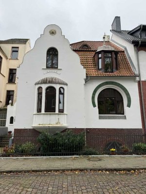 Kernsanierte 3 Zimmer Wohnung mit Garten/ Jugendstilvilla in der Kurfürstenstraße