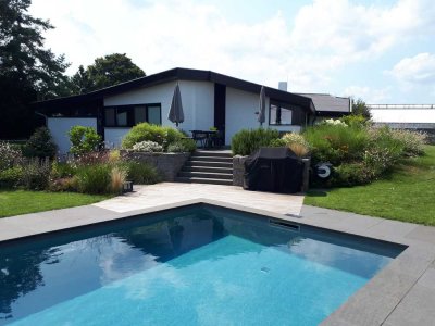 + VILLA IN AUSSERGEWÖHNLICHER LAGE + GROSSES GARTENANWESEN ++ GARAGEN + POOL + PKW STELLPLÄTZE +