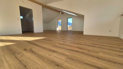 Erstbezug: Lichtdurchflutetes traumhaftes Penthouse, tolle Gauben, Südbalkon, überragender Bergblick